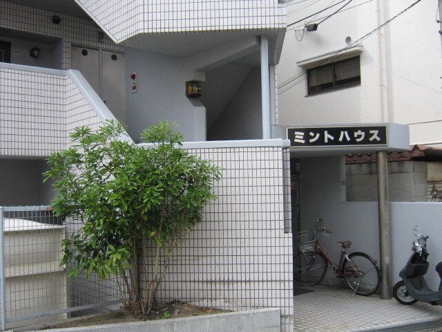 物件外観写真2　(エントランス部分)