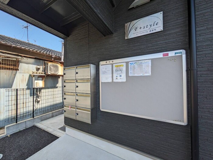 物件外観写真4　(エントランス部分)