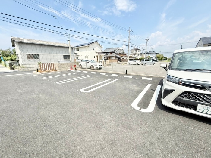 物件外観写真3　(駐車場)