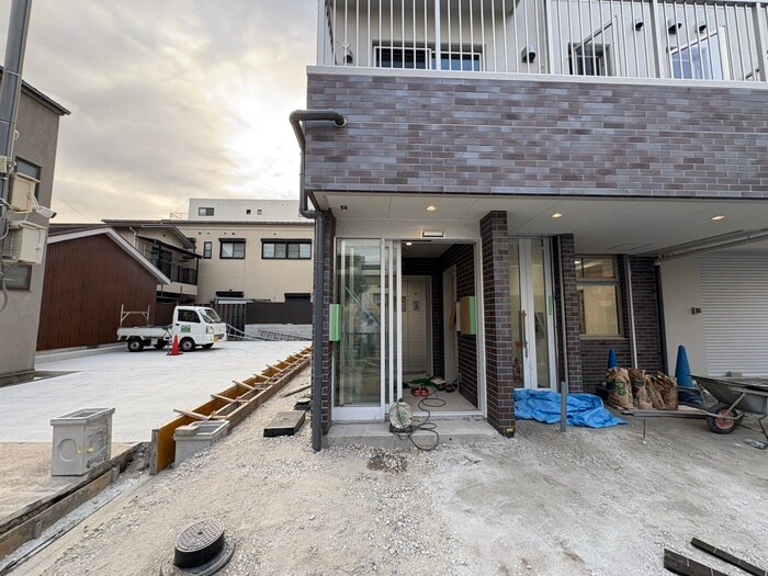 物件外観写真4　(エントランス部分)