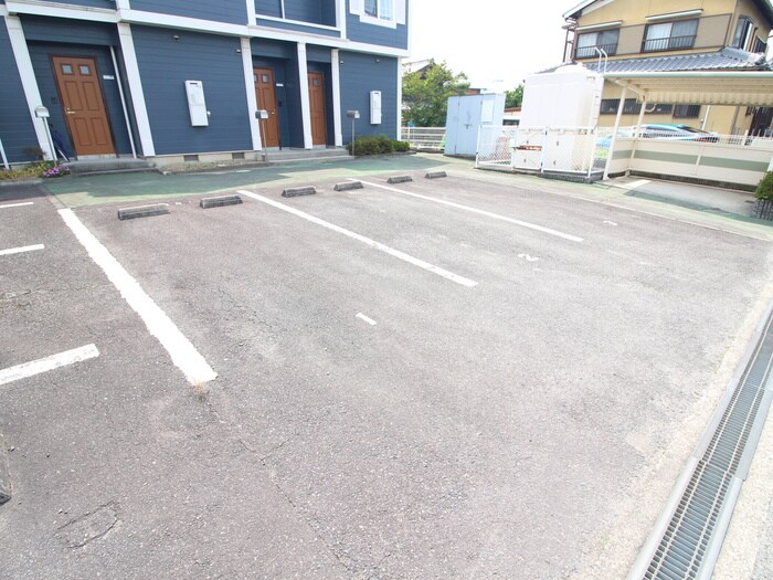 物件外観写真3　(駐車場)