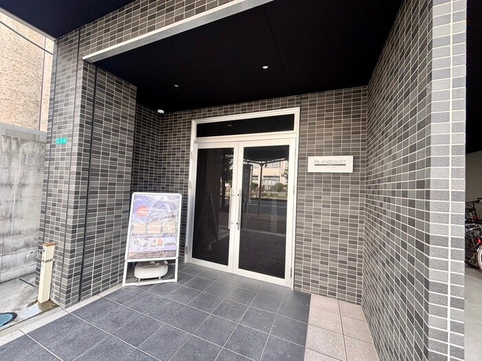 物件外観写真4　(エントランス部分)