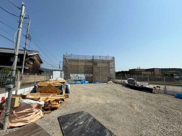 建築中