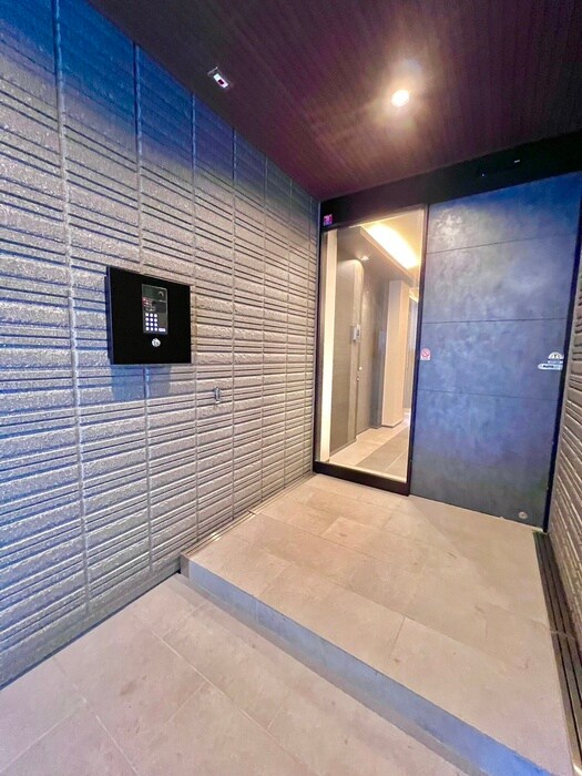 物件外観写真4　(エントランス部分)