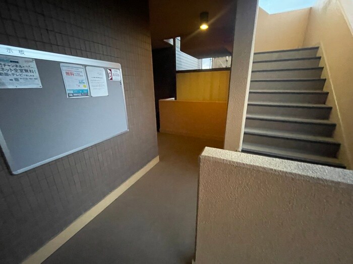 物件外観写真6　(エントランス部分)