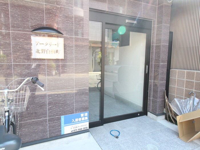 物件外観写真2　(エントランス部分)