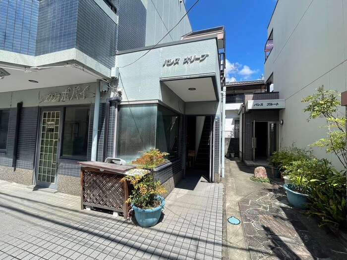 物件外観写真4　(エントランス部分)