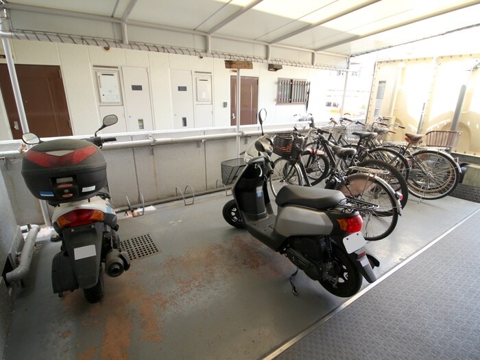 物件外観写真4　(駐輪場)