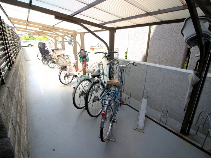 物件外観写真5　(駐輪場)
