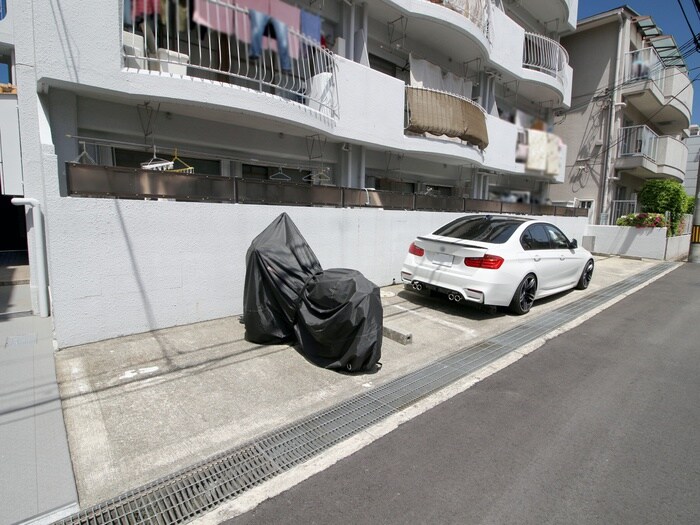 物件外観写真6　(駐車場)