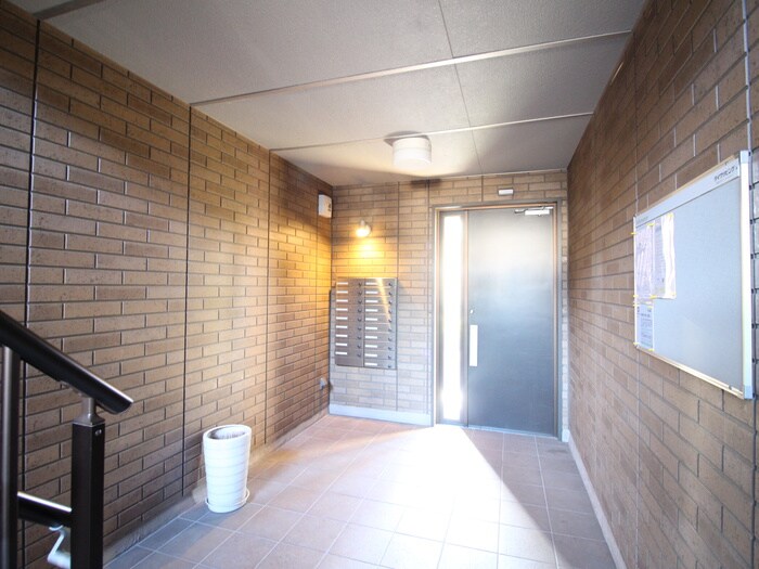 物件外観写真4　(エントランス部分)