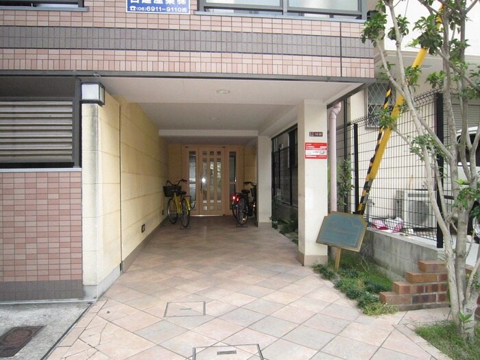 物件外観写真3　(エントランス部分)