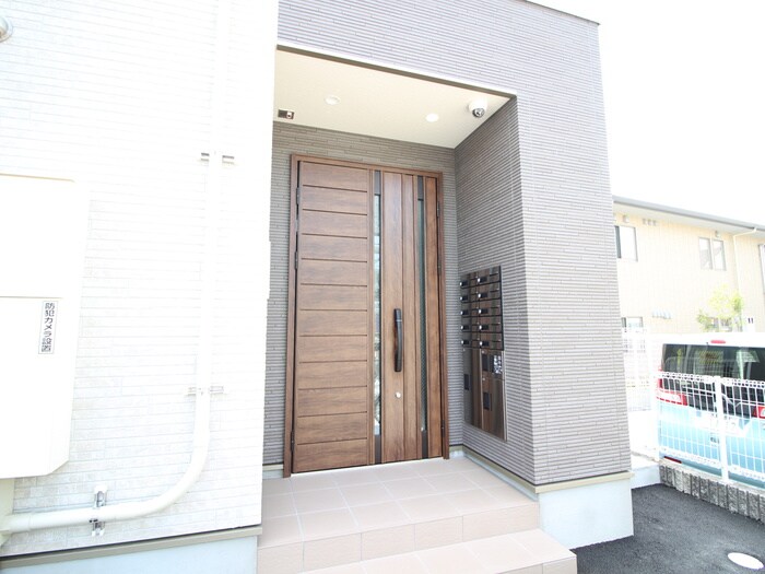物件外観写真3　(エントランス部分)