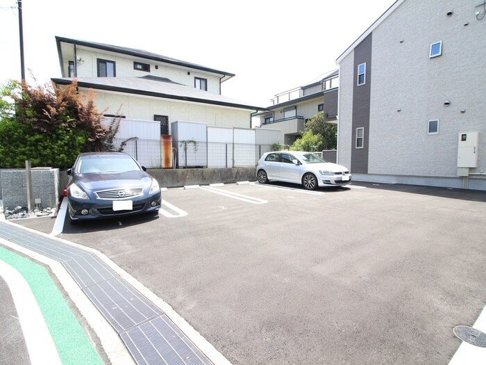 物件外観写真4　(駐車場)