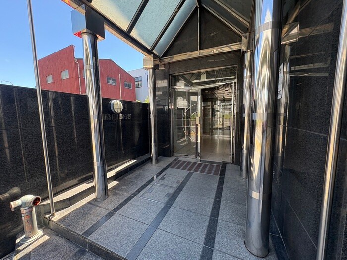 物件外観写真2　(エントランス部分)