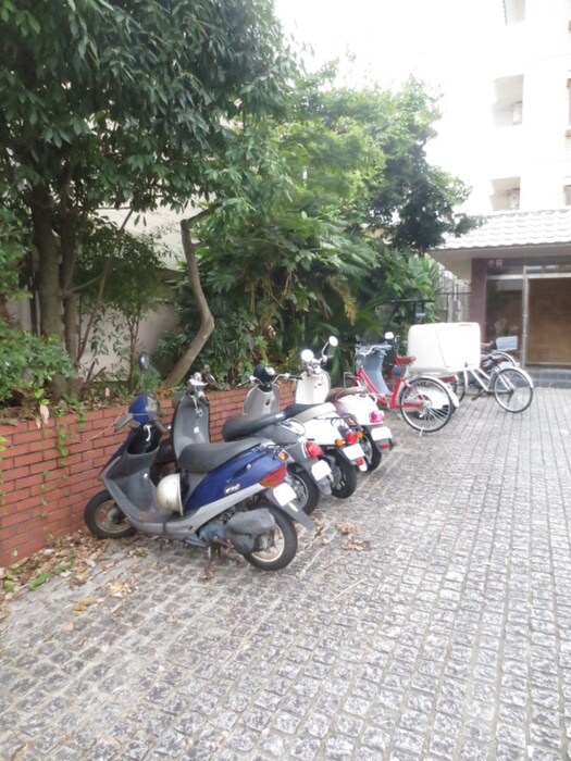 物件外観写真4　(バイク置き場)