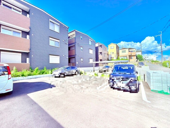 物件外観写真5　(駐車場)