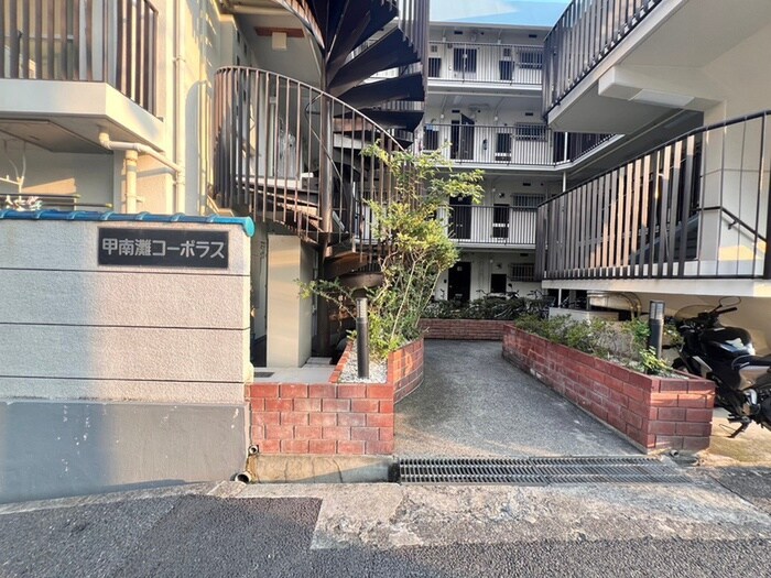 物件外観写真4　(エントランス部分)