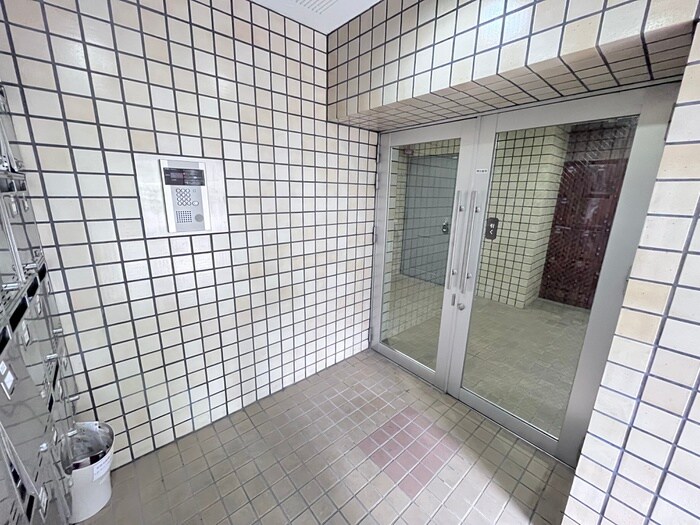 物件外観写真2　(エントランス部分)