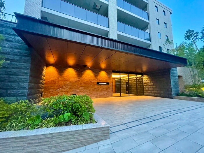 物件外観写真2　(エントランス部分)