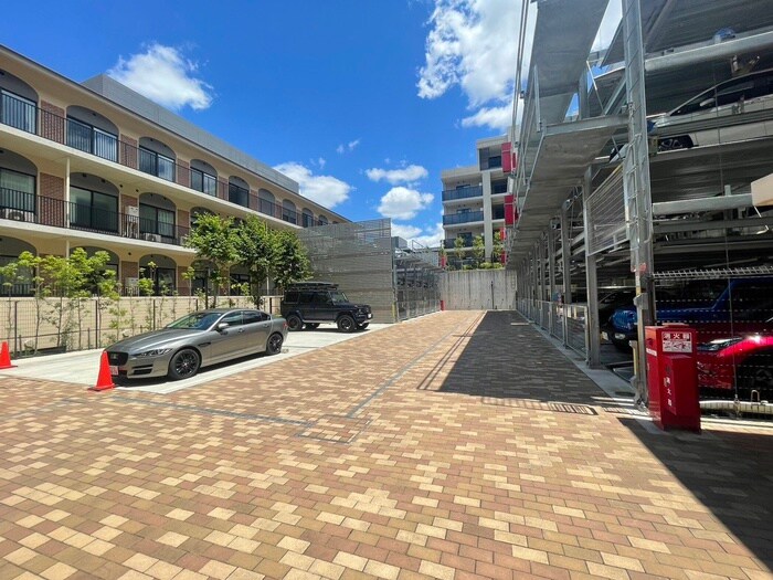 物件外観写真4　(駐車場)