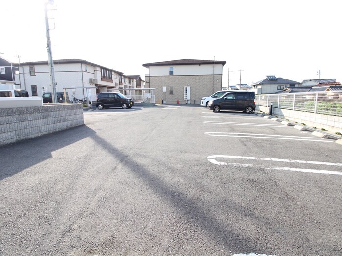 物件外観写真4　(駐車場)