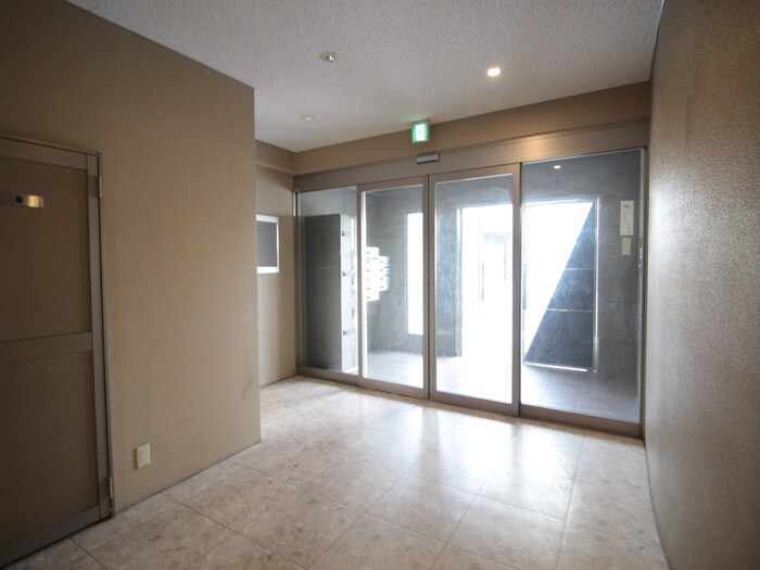 物件外観写真5　(エントランス部分)