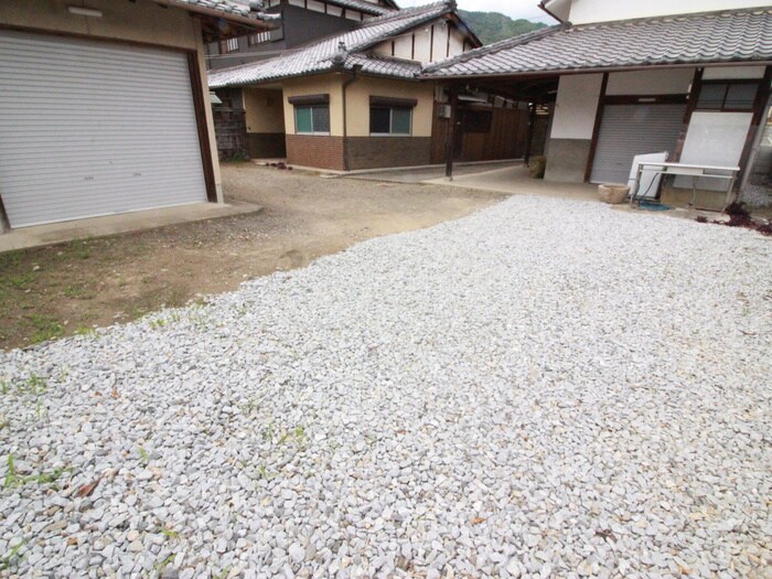 物件外観写真2　(駐車場)