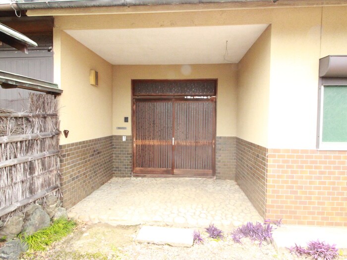 物件外観写真6　(エントランス部分)