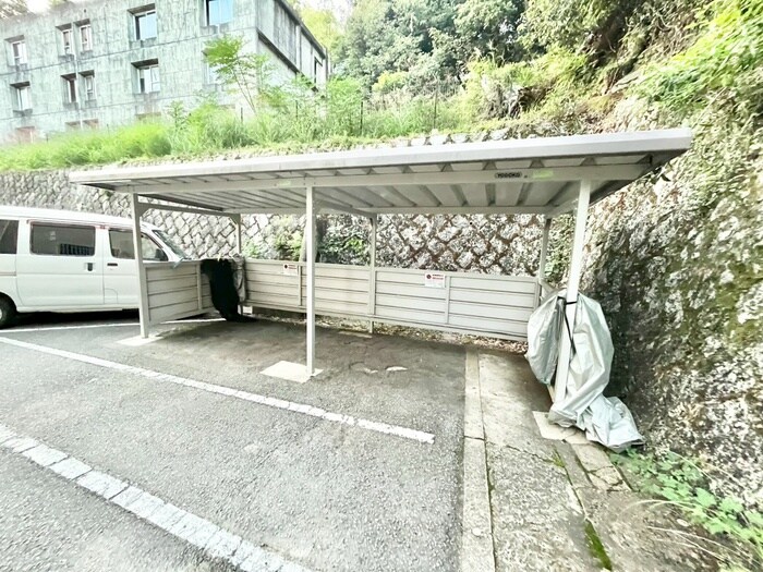 物件外観写真4　(バイク置き場)