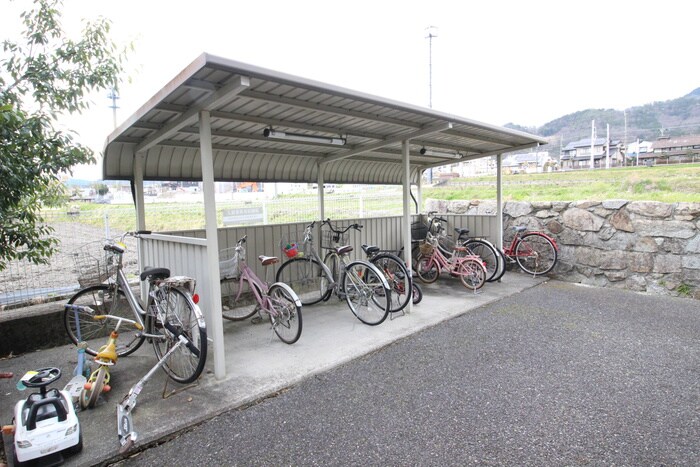 物件外観写真4　(駐輪場)