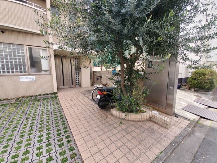 物件外観写真3　(エントランス部分)