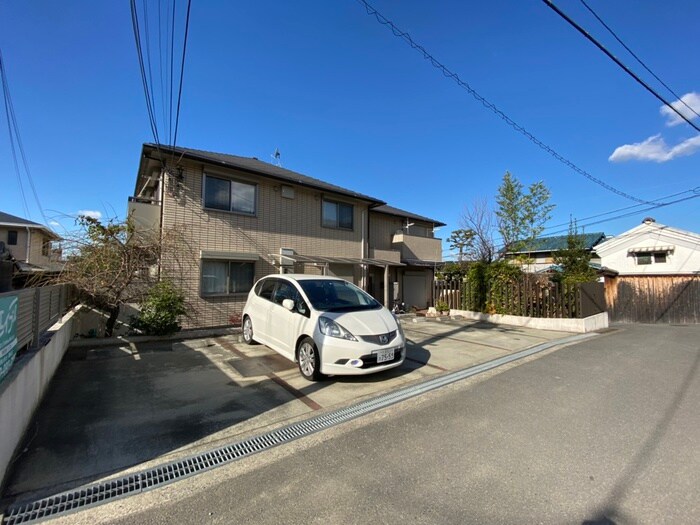 物件外観写真2　(駐車場)