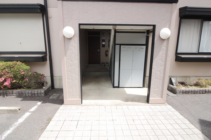 物件外観写真3　(エントランス部分)