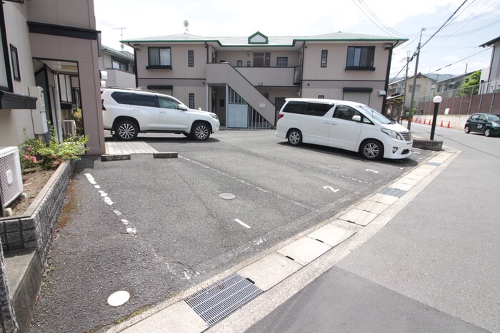 物件外観写真5　(駐車場)