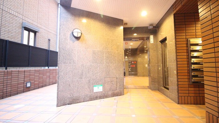 物件外観写真5　(エントランス部分)