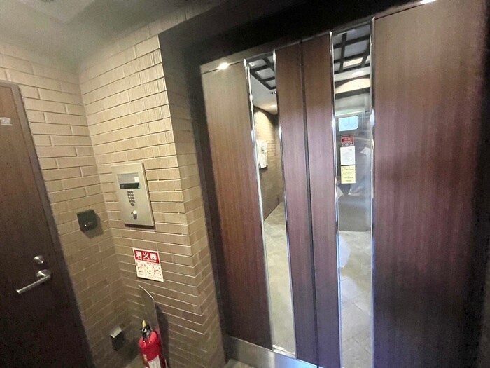 物件外観写真6　(エントランス部分)