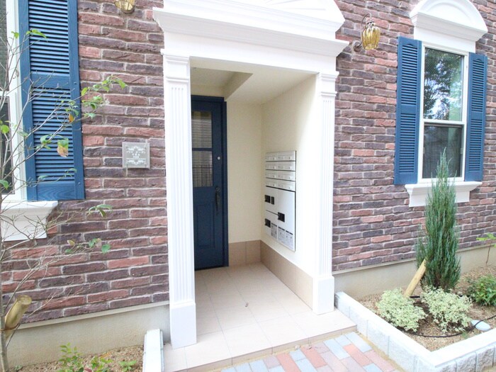 物件外観写真3　(エントランス部分)