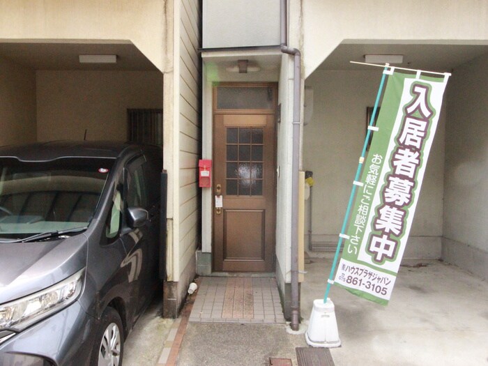 物件外観写真3　(エントランス部分)