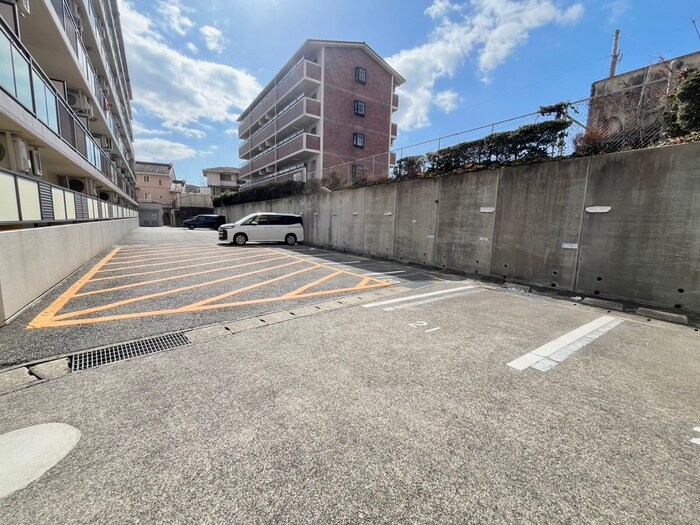 物件外観写真4　(駐車場)