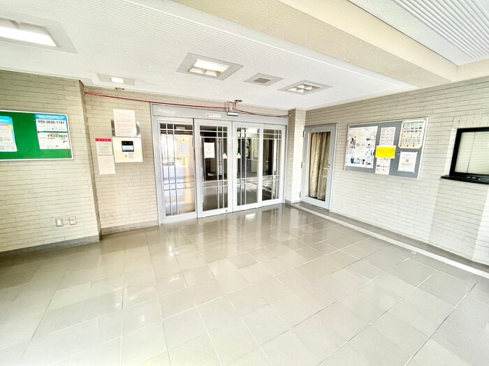 物件外観写真5　(エントランス部分)