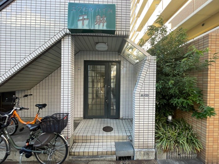 物件外観写真2　(エントランス部分)