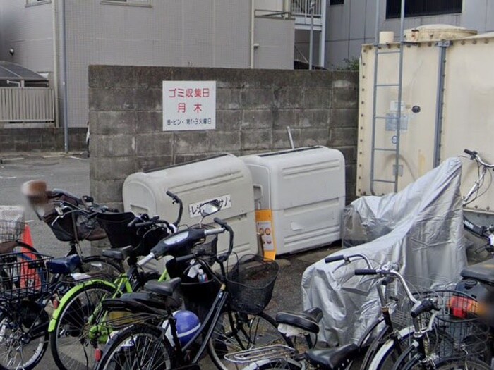 物件外観写真4　(バイク置き場)