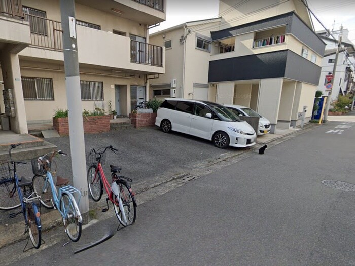 物件外観写真6　(駐車場)