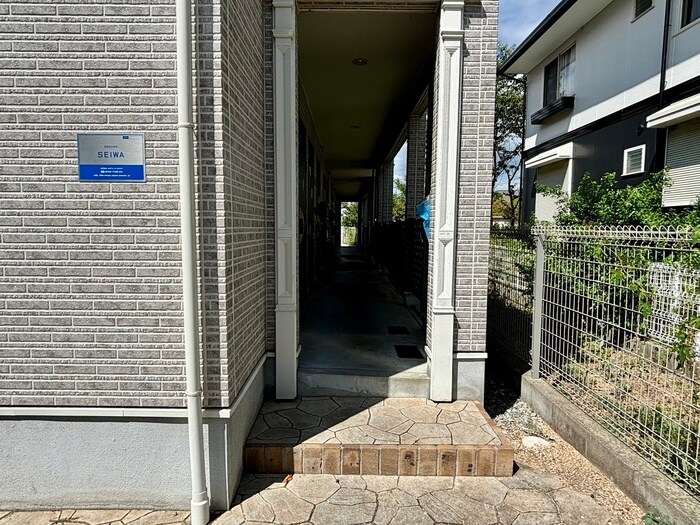 物件外観写真3　(エントランス部分)