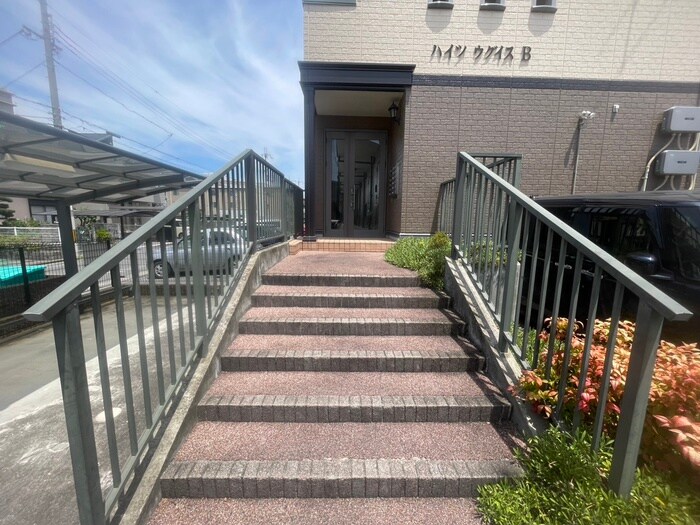物件外観写真2　(エントランス部分)