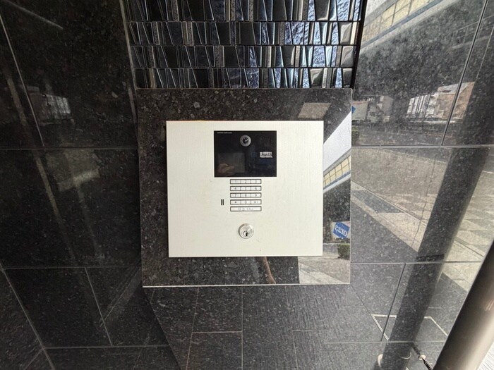 物件外観写真6　(エントランス部分)