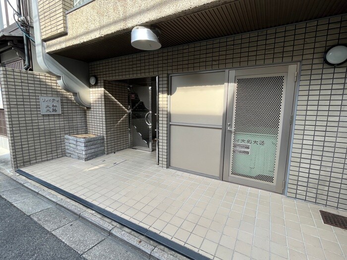 物件外観写真5　(エントランス部分)