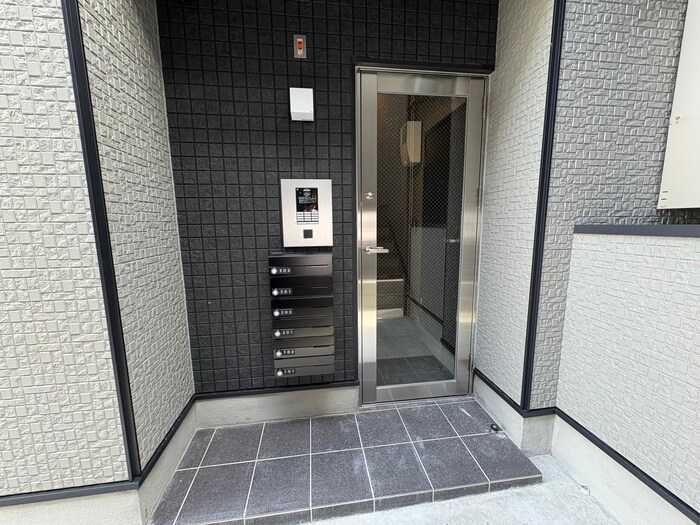 物件外観写真2　(エントランス部分)