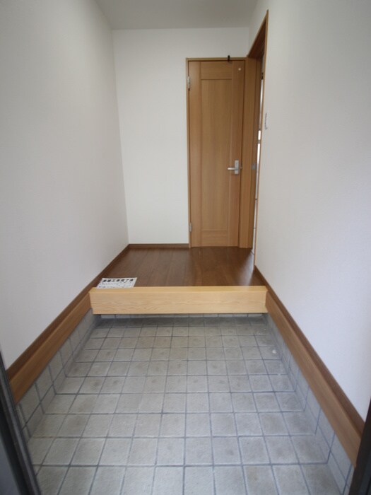 物件内観写真16　(玄関)